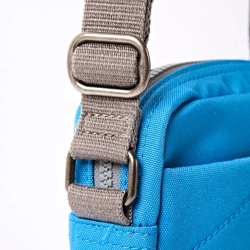 ROKA Bond Malibu Blue Tasche aus recyceltem Canvas