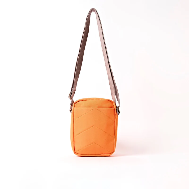ROKA Bond Jaffa Orange Tasche aus recyceltem Canvas