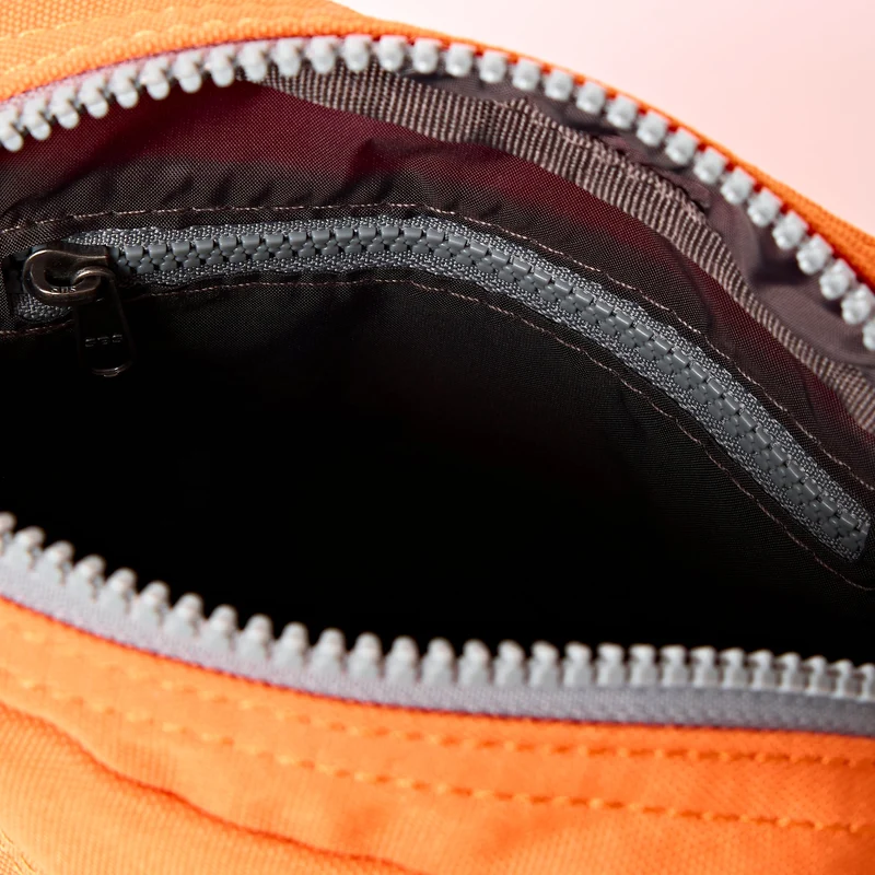 ROKA Bond Jaffa Orange Tasche aus recyceltem Canvas