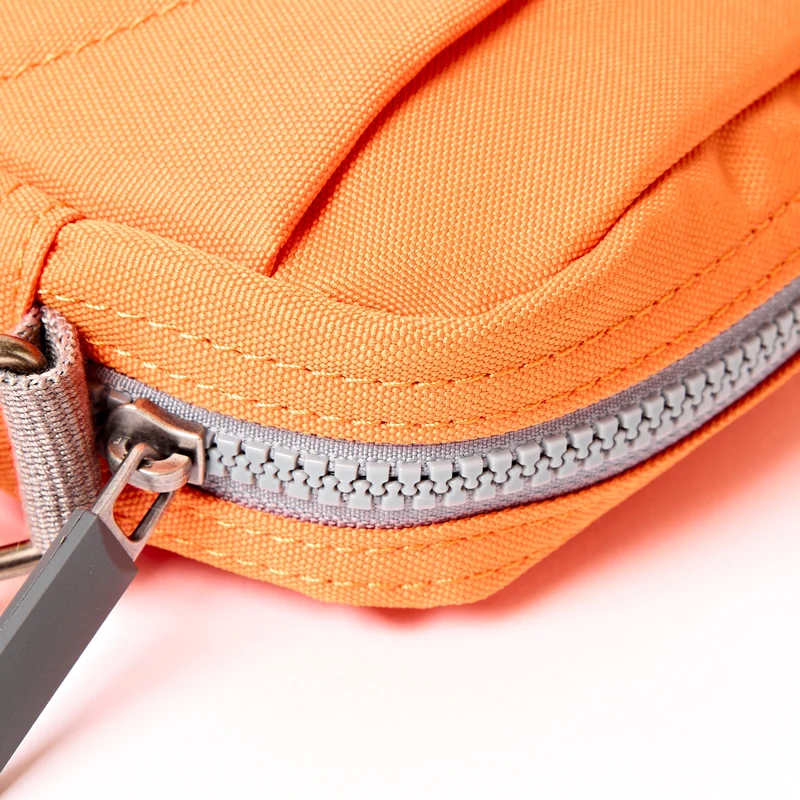 ROKA Bond Jaffa Orange Tasche aus recyceltem Canvas