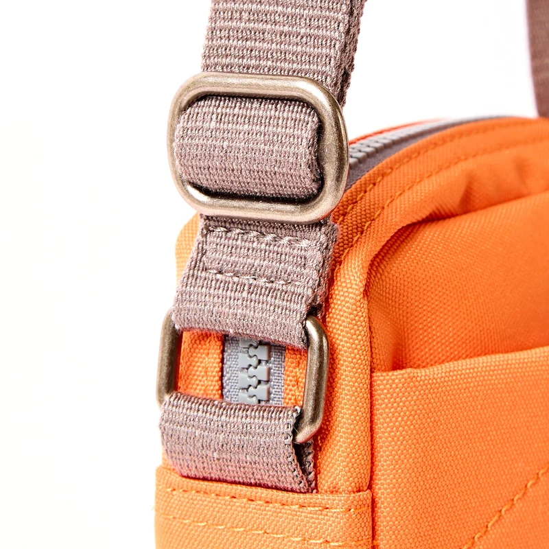 ROKA Bond Jaffa Orange Tasche aus recyceltem Canvas