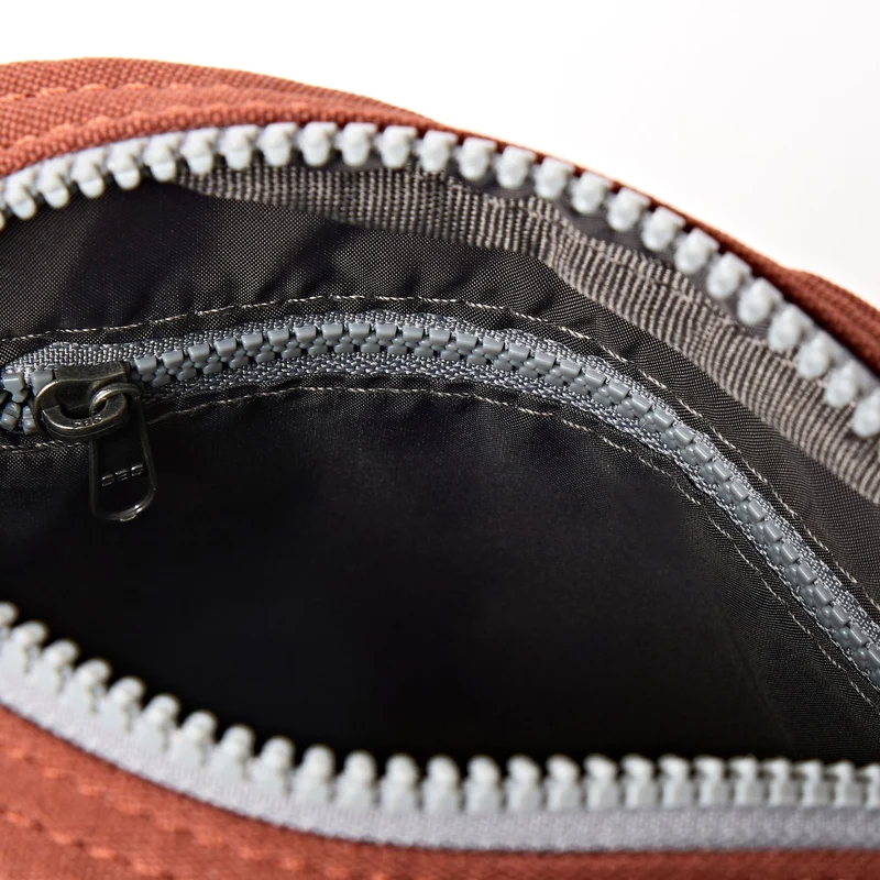 ROKA Bond Henna-Tasche aus recyceltem Canvas