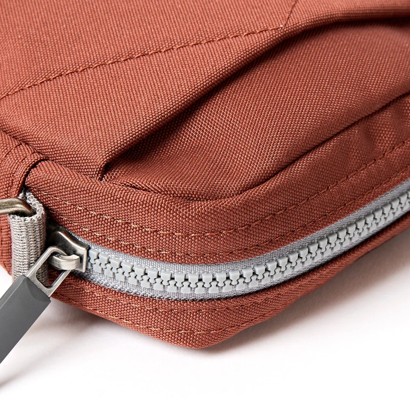 ROKA Bond Henna-Tasche aus recyceltem Canvas