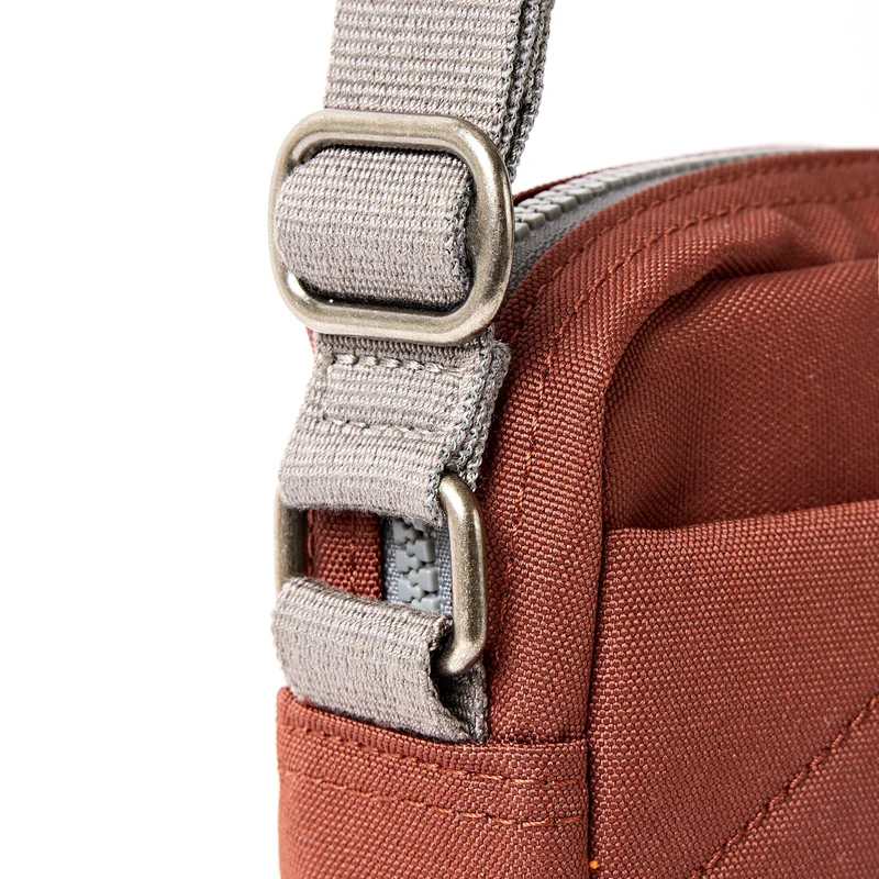 ROKA Bond Henna-Tasche aus recyceltem Canvas