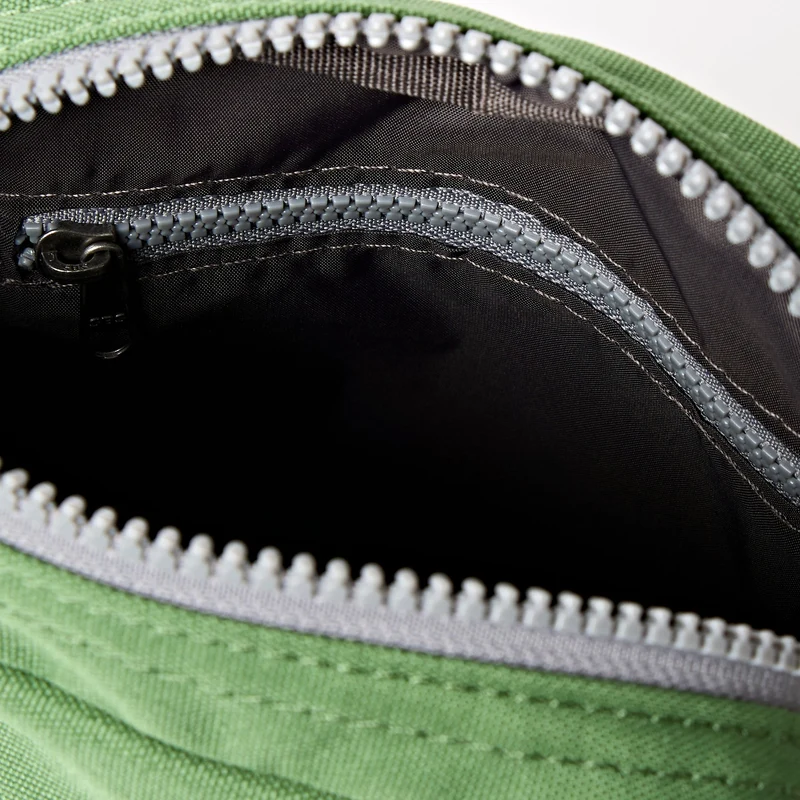 ROKA Bond Artischocken-Tasche aus recyceltem Canvas