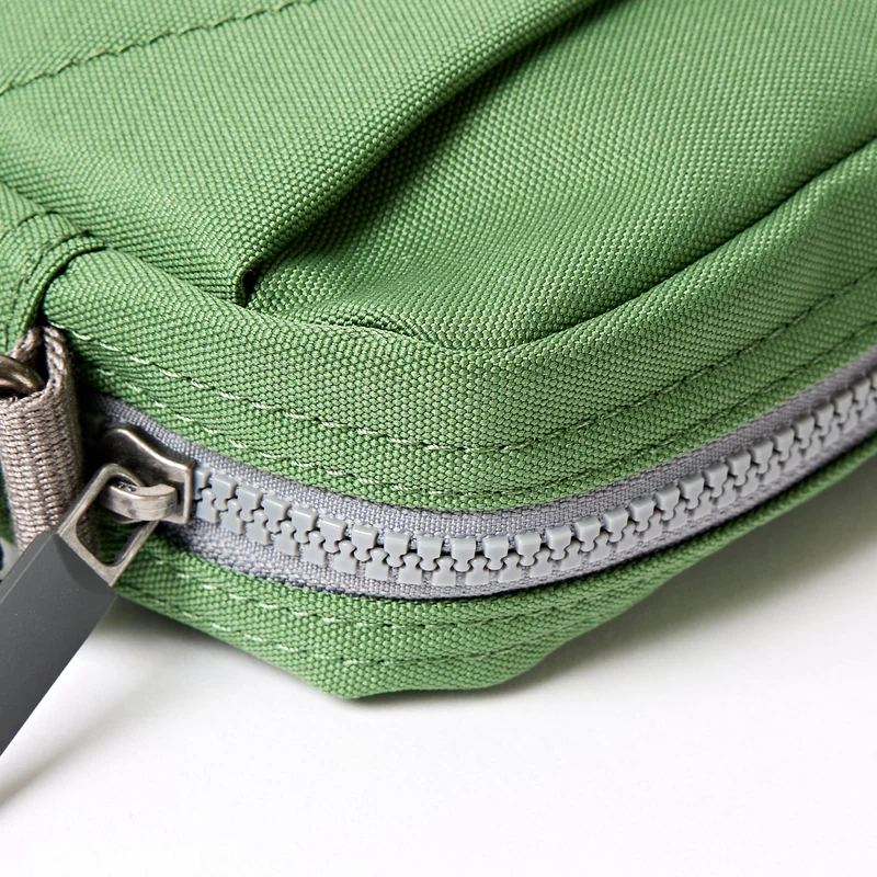 ROKA Bond Artischocken-Tasche aus recyceltem Canvas