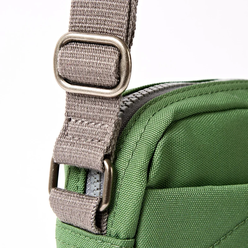 ROKA Bond Artischocken-Tasche aus recyceltem Canvas