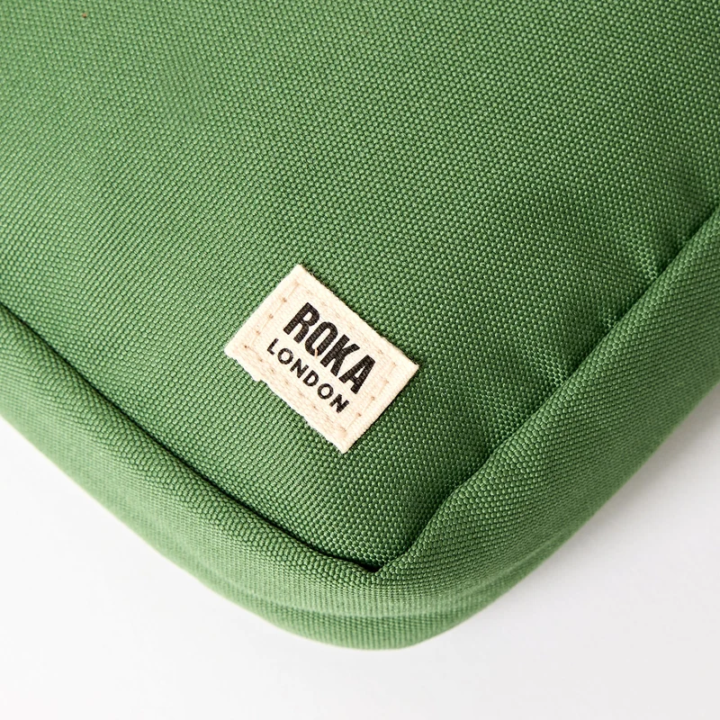 ROKA Bond Artischocken-Tasche aus recyceltem Canvas