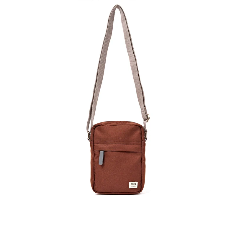 ROKA Bond Schokoladenbraune Tasche aus recyceltem Canvas