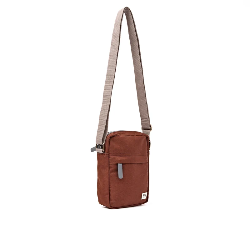 ROKA Bond Schokoladenbraune Tasche aus recyceltem Canvas