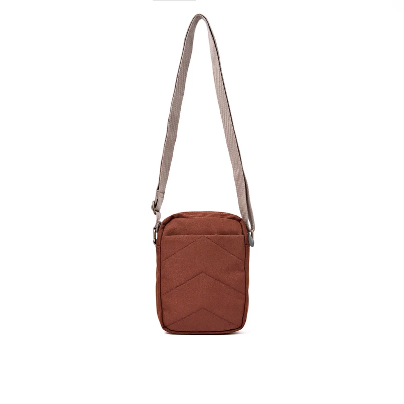 ROKA Bond Schokoladenbraune Tasche aus recyceltem Canvas