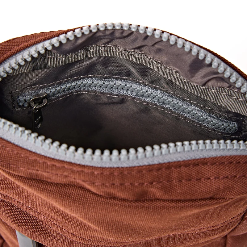 ROKA Bond Schokoladenbraune Tasche aus recyceltem Canvas