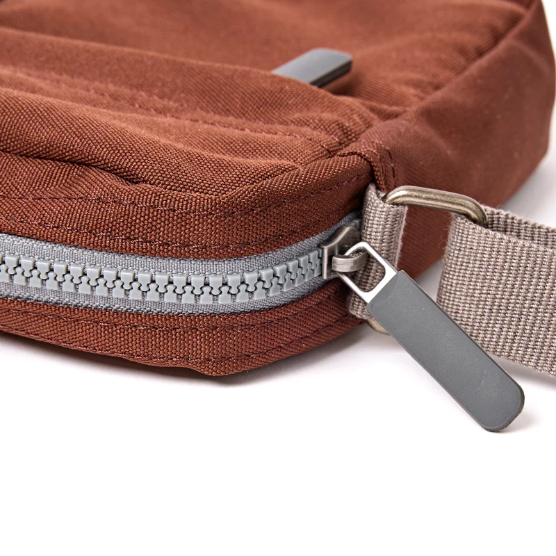 ROKA Bond Schokoladenbraune Tasche aus recyceltem Canvas