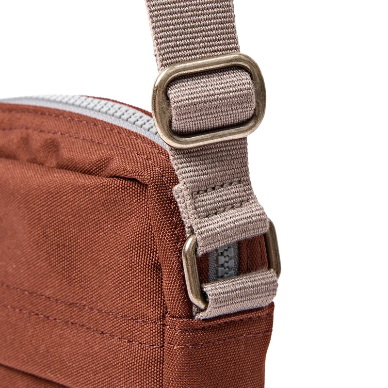 ROKA Bond Schokoladenbraune Tasche aus recyceltem Canvas