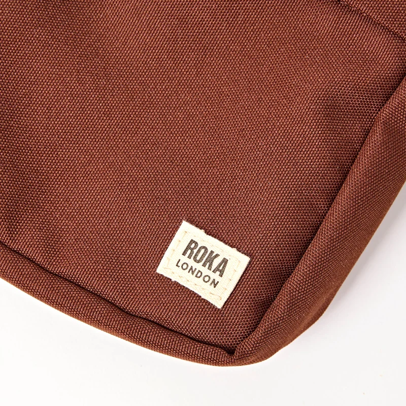 ROKA Bond Schokoladenbraune Tasche aus recyceltem Canvas