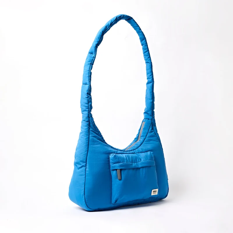 ROKA Belsize Malibu Blue Medium Tasche aus recyceltem Taslon