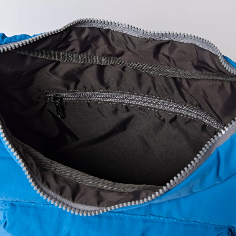 ROKA Belsize Malibu Blue Medium Tasche aus recyceltem Taslon