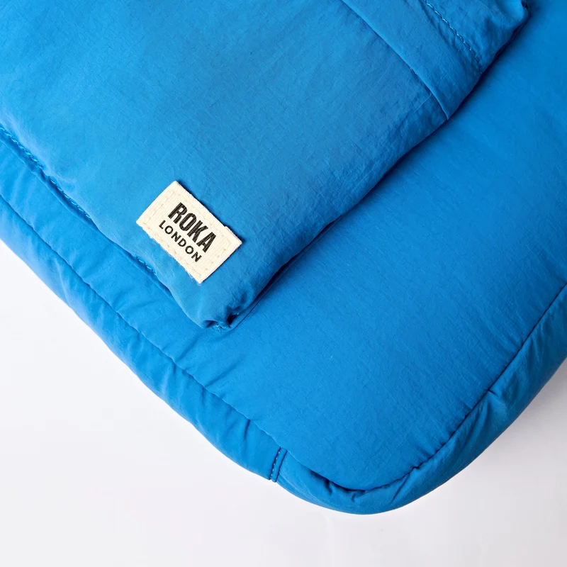 ROKA Belsize Malibu Blue Medium Tasche aus recyceltem Taslon