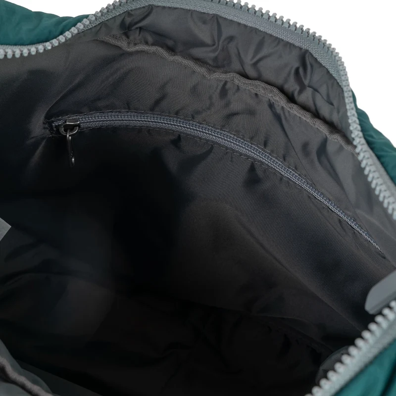 ROKA Belsize Teal Medium Tasche aus recyceltem Taslon