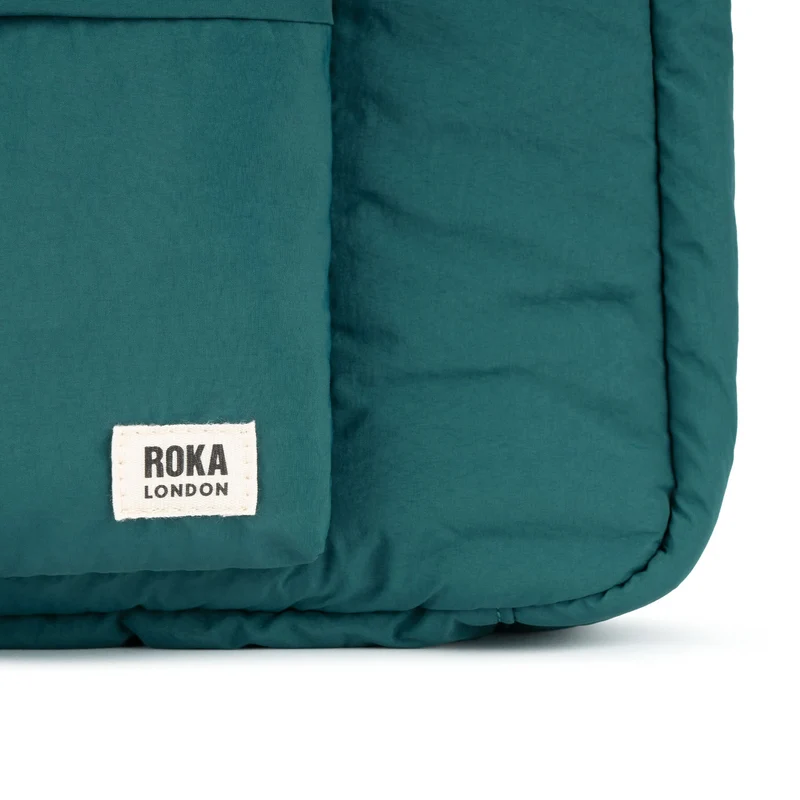 ROKA Belsize Teal Medium Tasche aus recyceltem Taslon