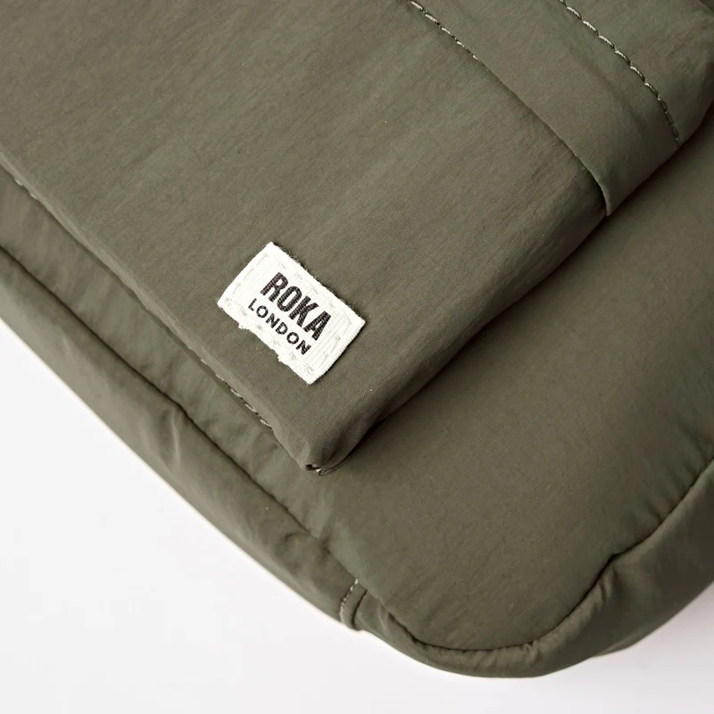 ROKA Belsize Moss Kleiner Beutel aus recyceltem Taslon