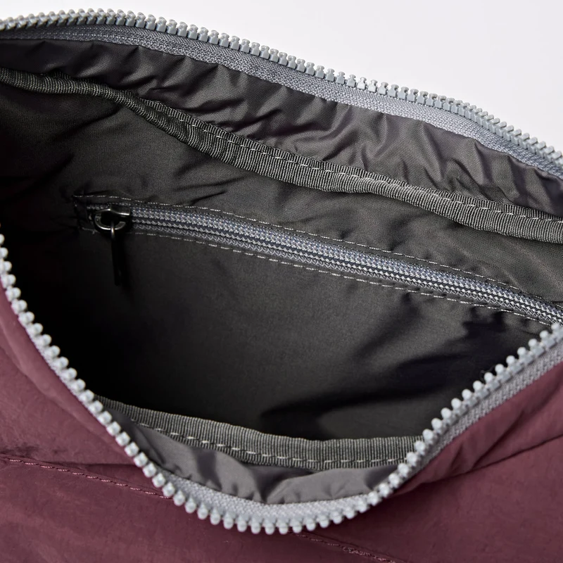ROKA Belsize Bordeaux Kleine Tasche aus recyceltem Taslon
