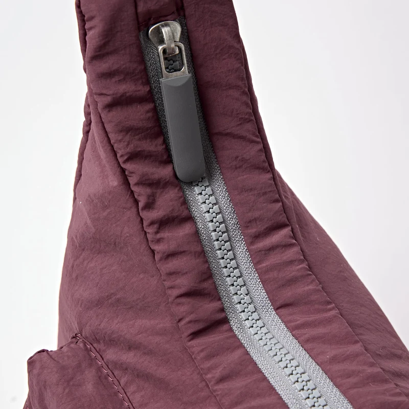 ROKA Belsize Bordeaux Kleine Tasche aus recyceltem Taslon