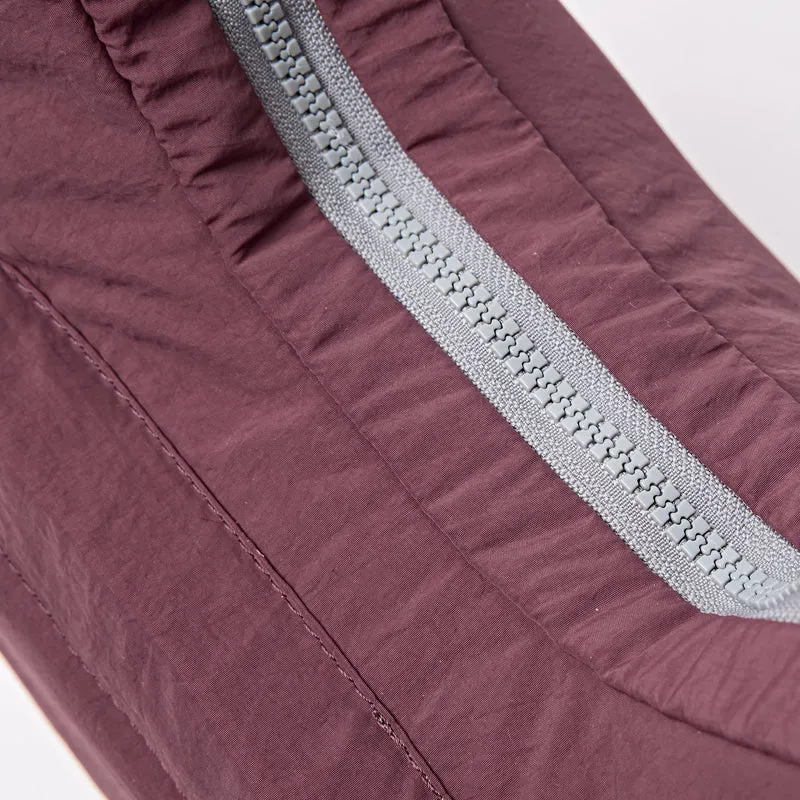 ROKA Belsize Bordeaux Kleine Tasche aus recyceltem Taslon