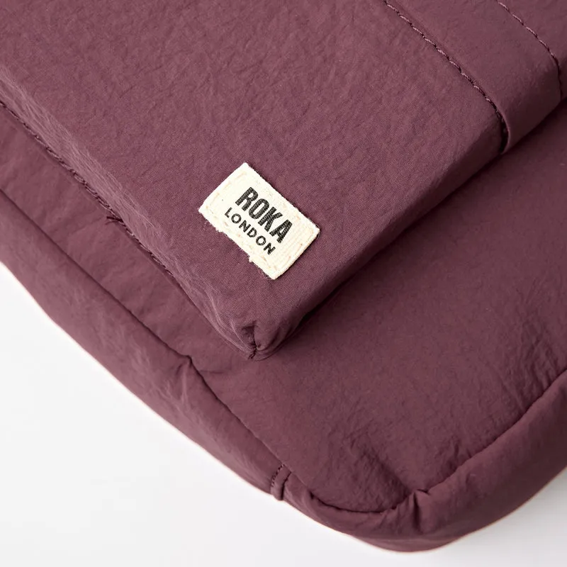 ROKA Belsize Bordeaux Kleine Tasche aus recyceltem Taslon