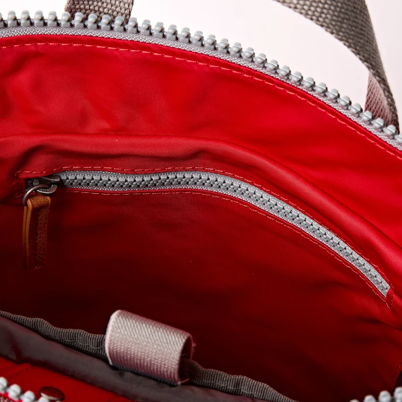 ROKA Bantry B Scarlet Kleine Tasche aus recyceltem Nylon