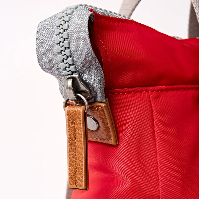 ROKA Bantry B Scarlet Kleine Tasche aus recyceltem Nylon