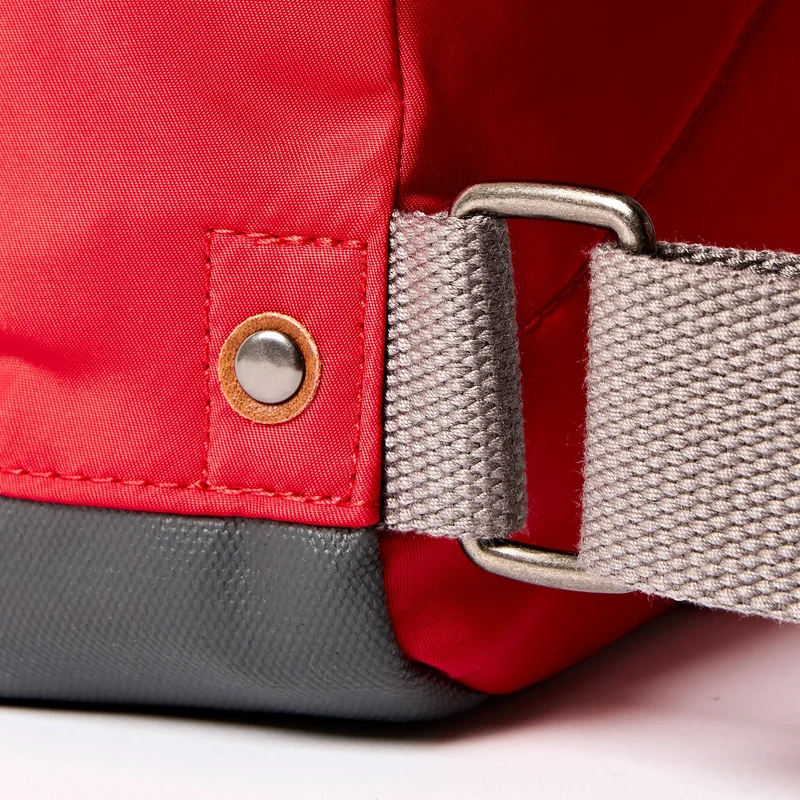 ROKA Bantry B Scarlet Kleine Tasche aus recyceltem Nylon