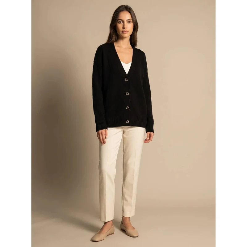 Faye | Damen Strickjacke mit V Ausschnitt und Herz Knöpfen