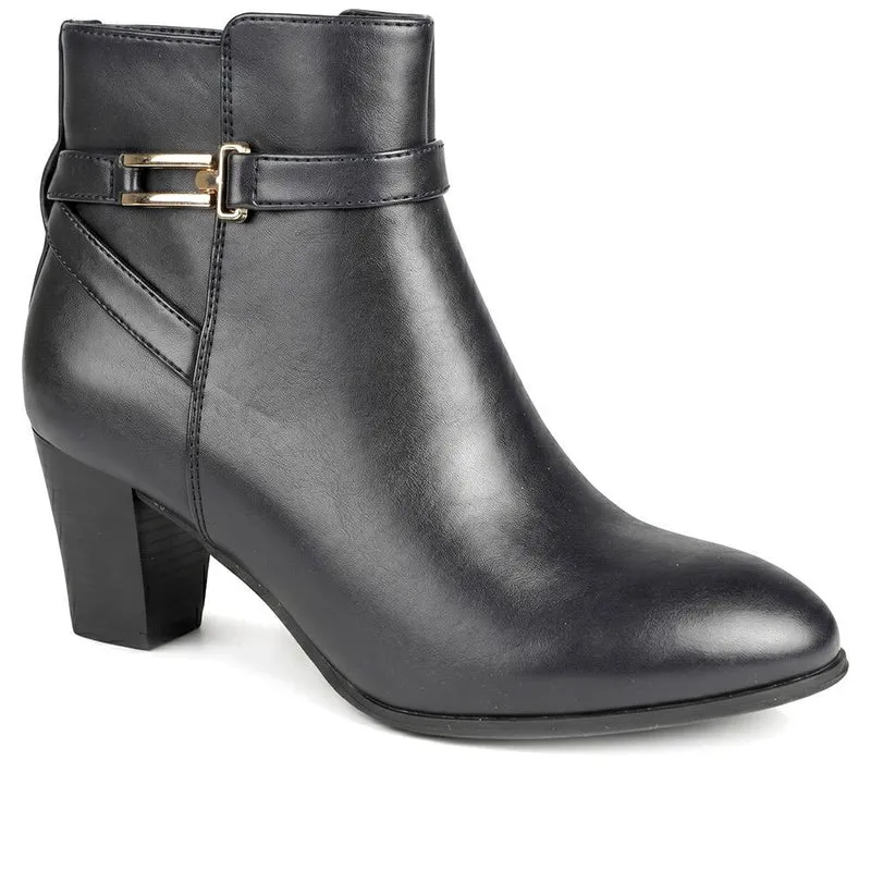 Smart Block Heel Ankle Boots With Buckle Detail - SANYI44002 / 330 000