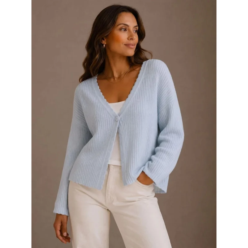 Saphira | Damen Strickjacke mit V Ausschnitt und Einem Knopf