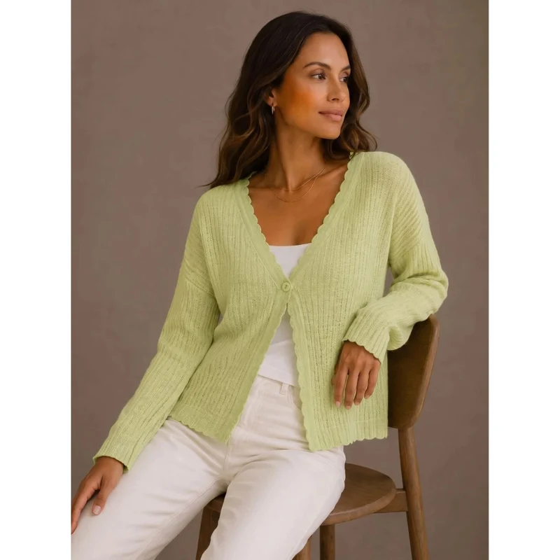 Saphira | Damen Strickjacke mit V Ausschnitt und Einem Knopf