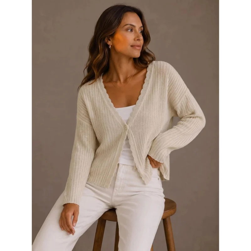 Saphira | Damen Strickjacke mit V Ausschnitt und Einem Knopf