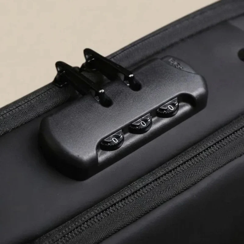 Kilian | Herren Schultertasche mit USB Anschluss und Zahlenschloss
