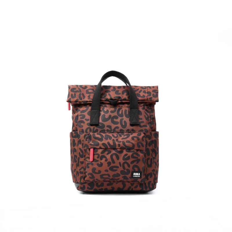 ROKA Canfield Kleine Tasche aus recyceltem Canvas mit Leopardenmuster