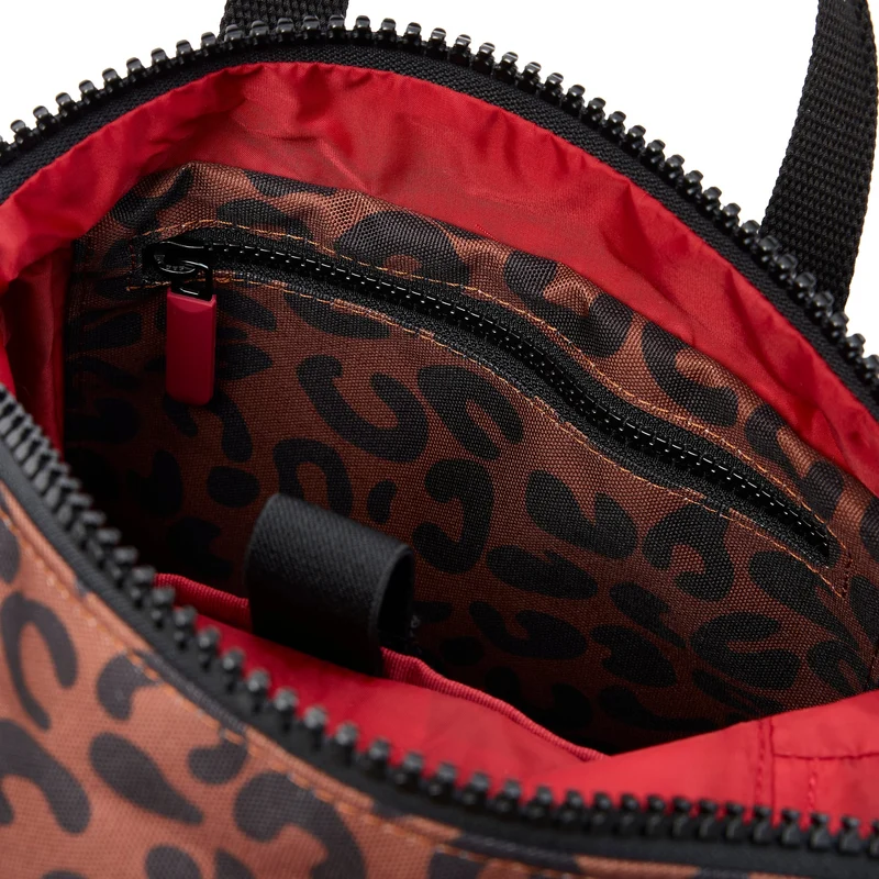 ROKA Canfield Kleine Tasche aus recyceltem Canvas mit Leopardenmuster