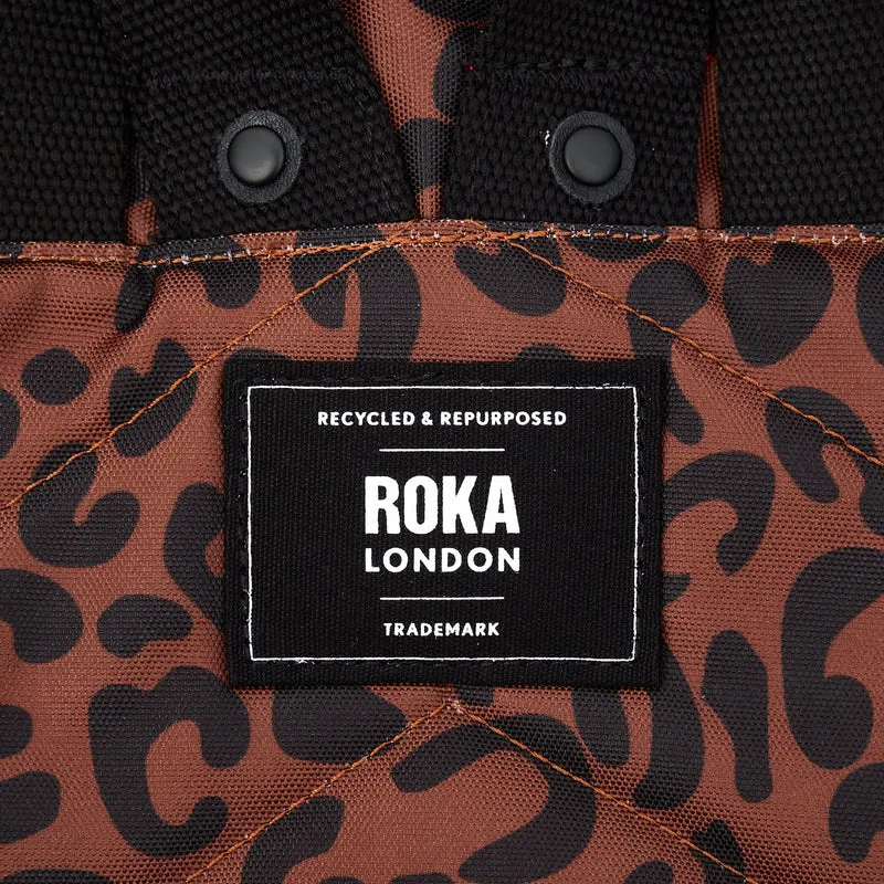 ROKA Canfield Kleine Tasche aus recyceltem Canvas mit Leopardenmuster