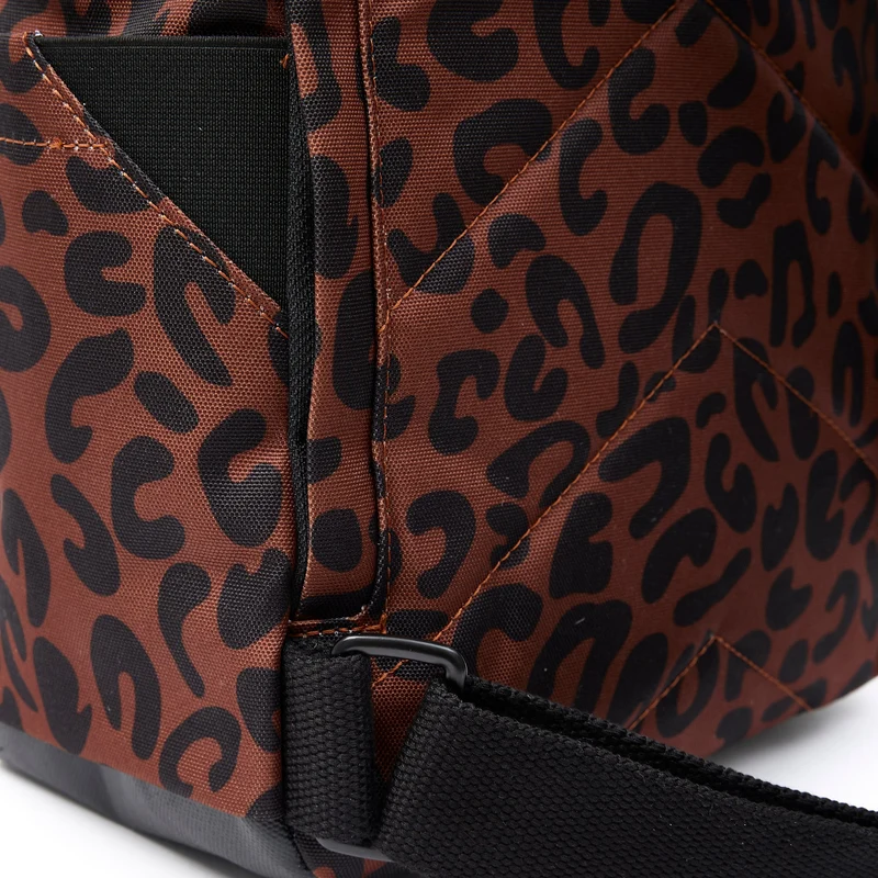 ROKA Canfield Kleine Tasche aus recyceltem Canvas mit Leopardenmuster