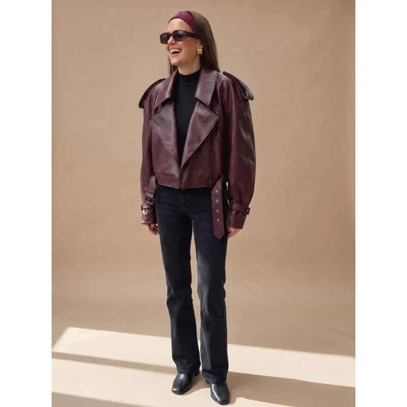 Jolie | Damen Burgund Kunstleder Mantel mit Gürtel