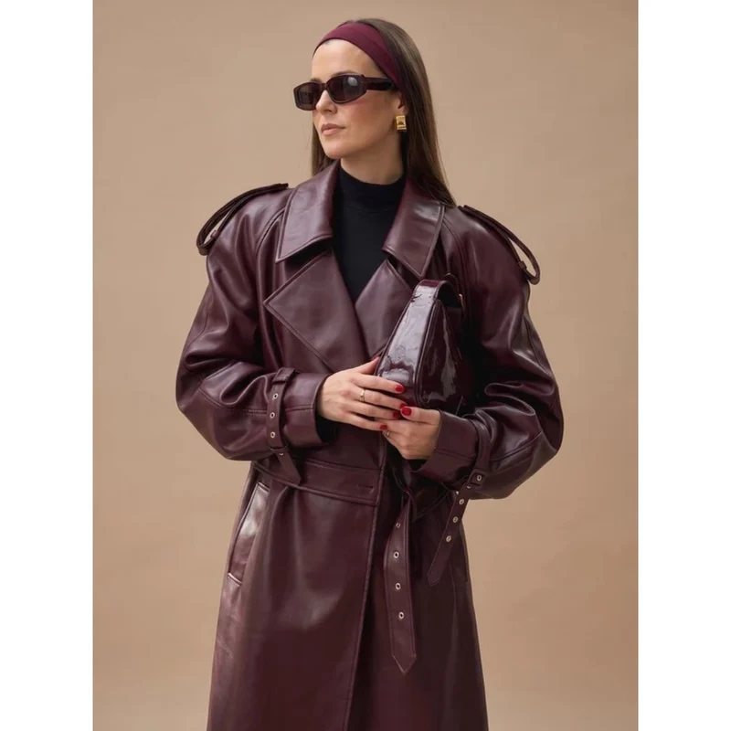 Jolie | Damen Burgund Kunstleder Mantel mit Gürtel