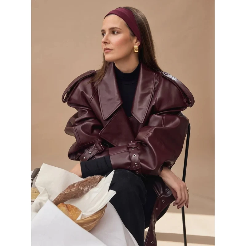 Jolie | Damen Burgund Kunstleder Mantel mit Gürtel