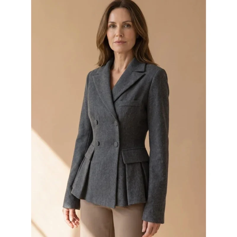 Henriette | Damen Blazer in Grau mit Kragen, Knöpfen und Schößchen