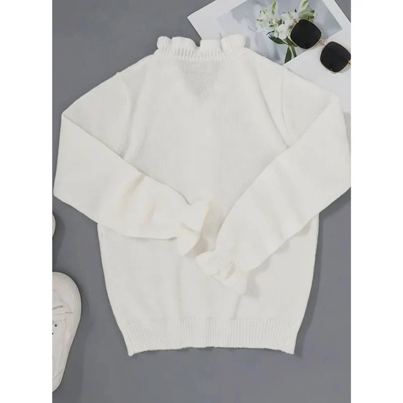 Roswitha | Damen Weiße Strickjacke mit Rüschen, V Ausschnitt und Knöpfen