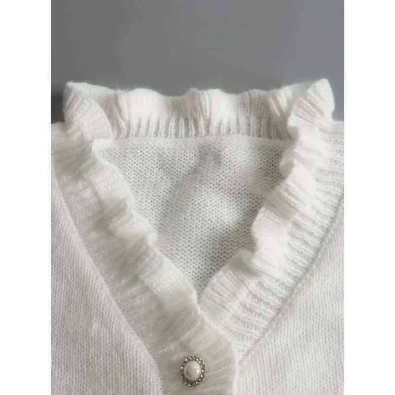 Roswitha | Damen Weiße Strickjacke mit Rüschen, V Ausschnitt und Knöpfen