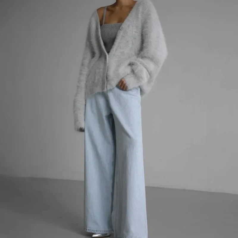 Alicia | Damen Flauschige Strickjacke mit V Ausschnitt und Knöpfen