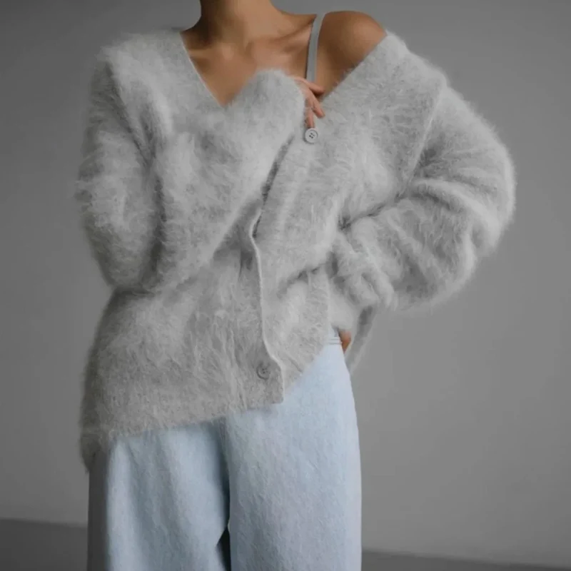 Alicia | Damen Flauschige Strickjacke mit V Ausschnitt und Knöpfen